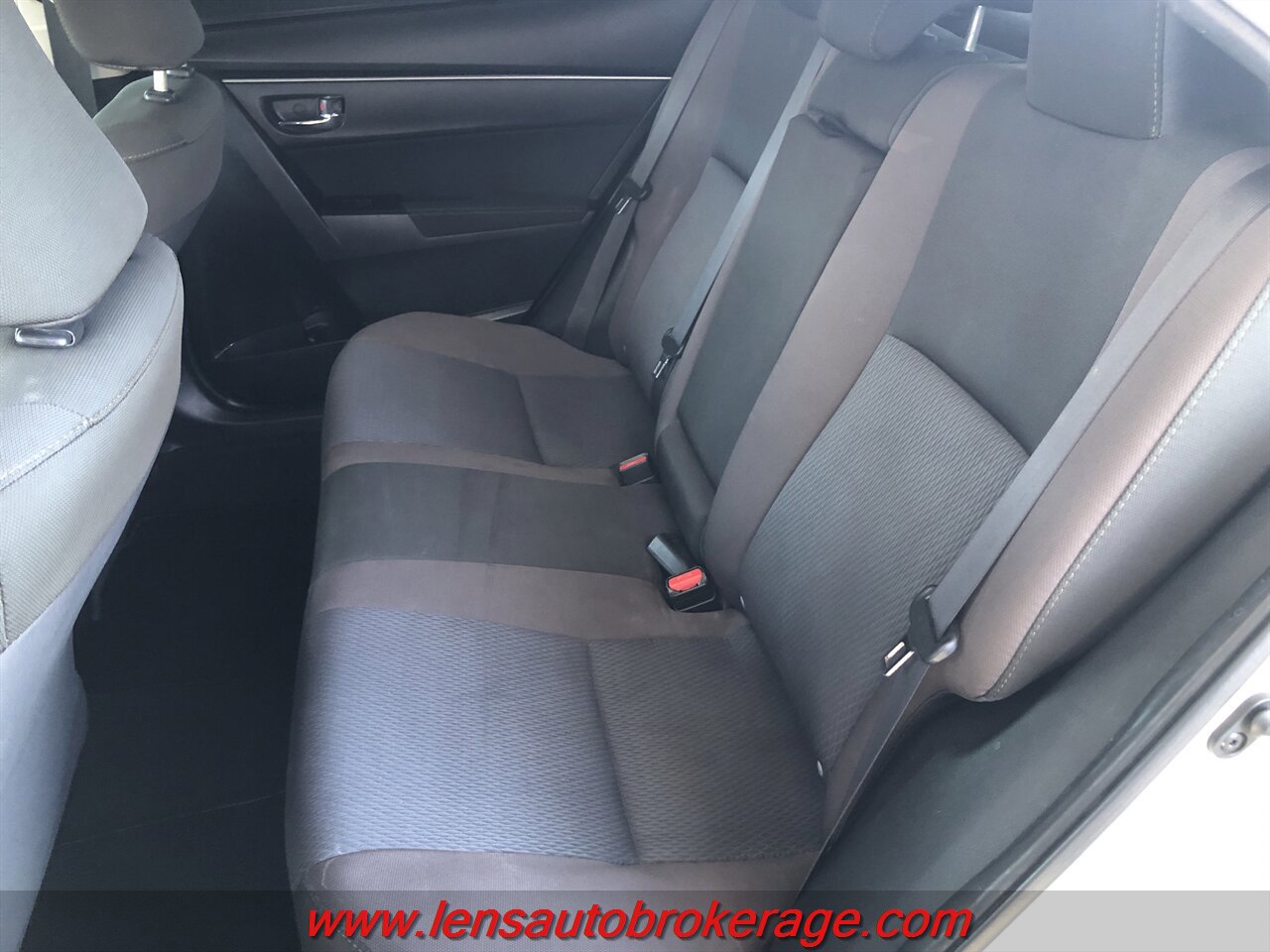 Used 2018 Toyota Corolla LE FWD image 17