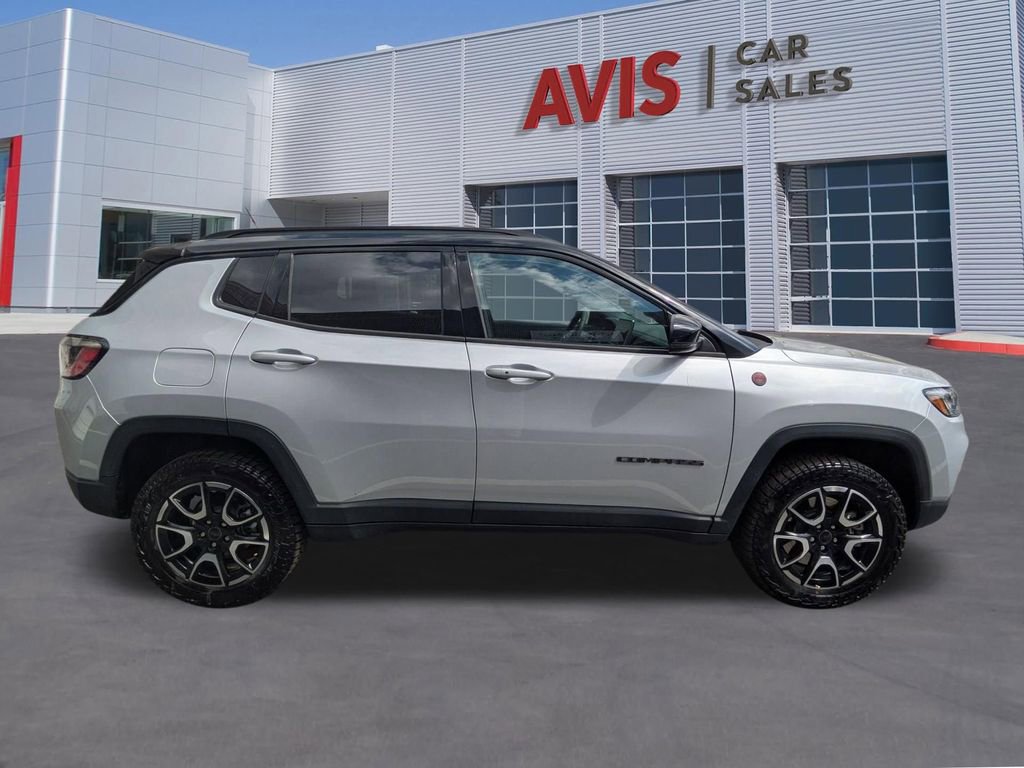 Used 2025 Jeep Compass Trailhawk AWD/4WD image 5