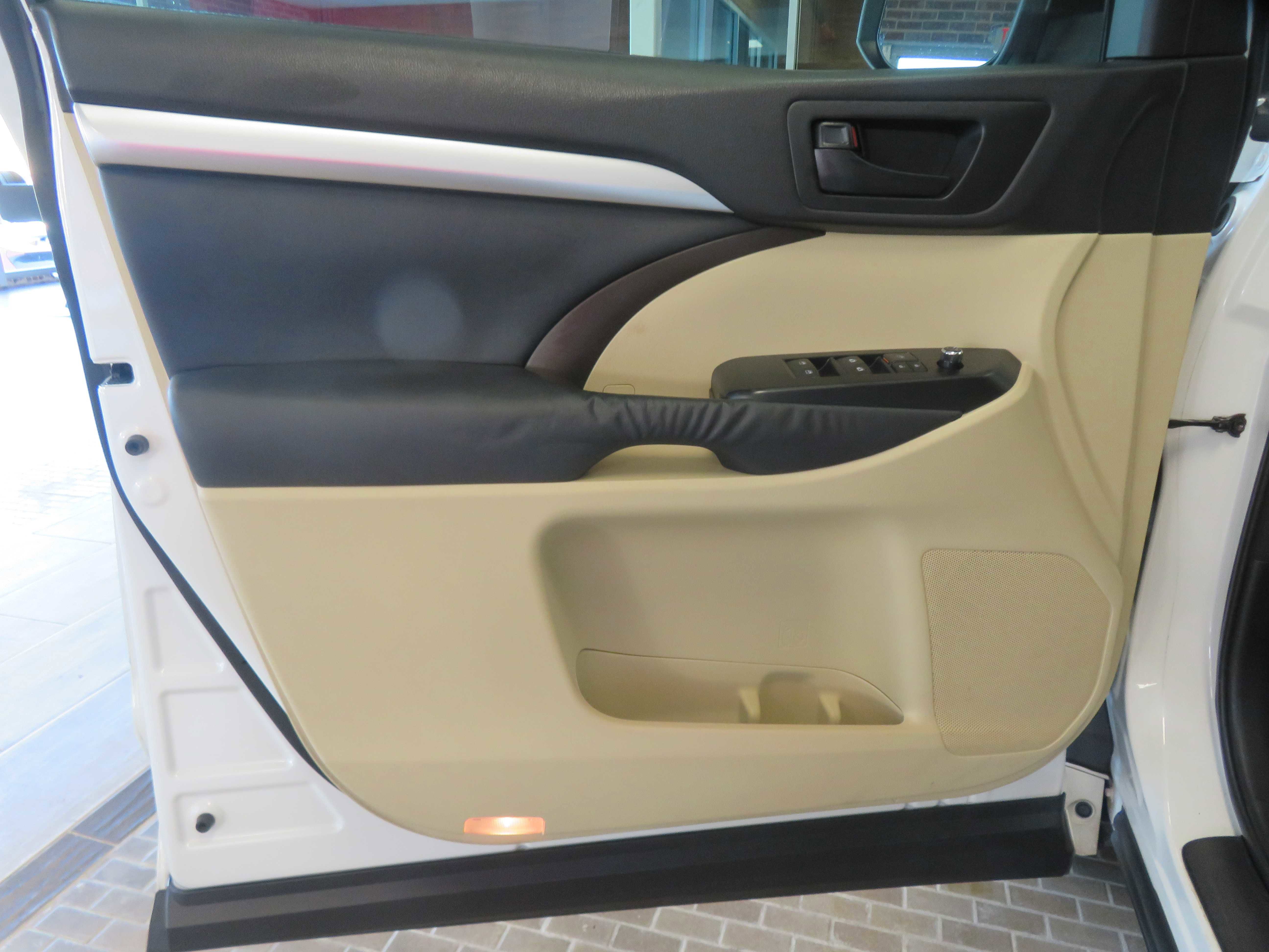 Used 2014 Toyota Highlander Plus FWD image 13