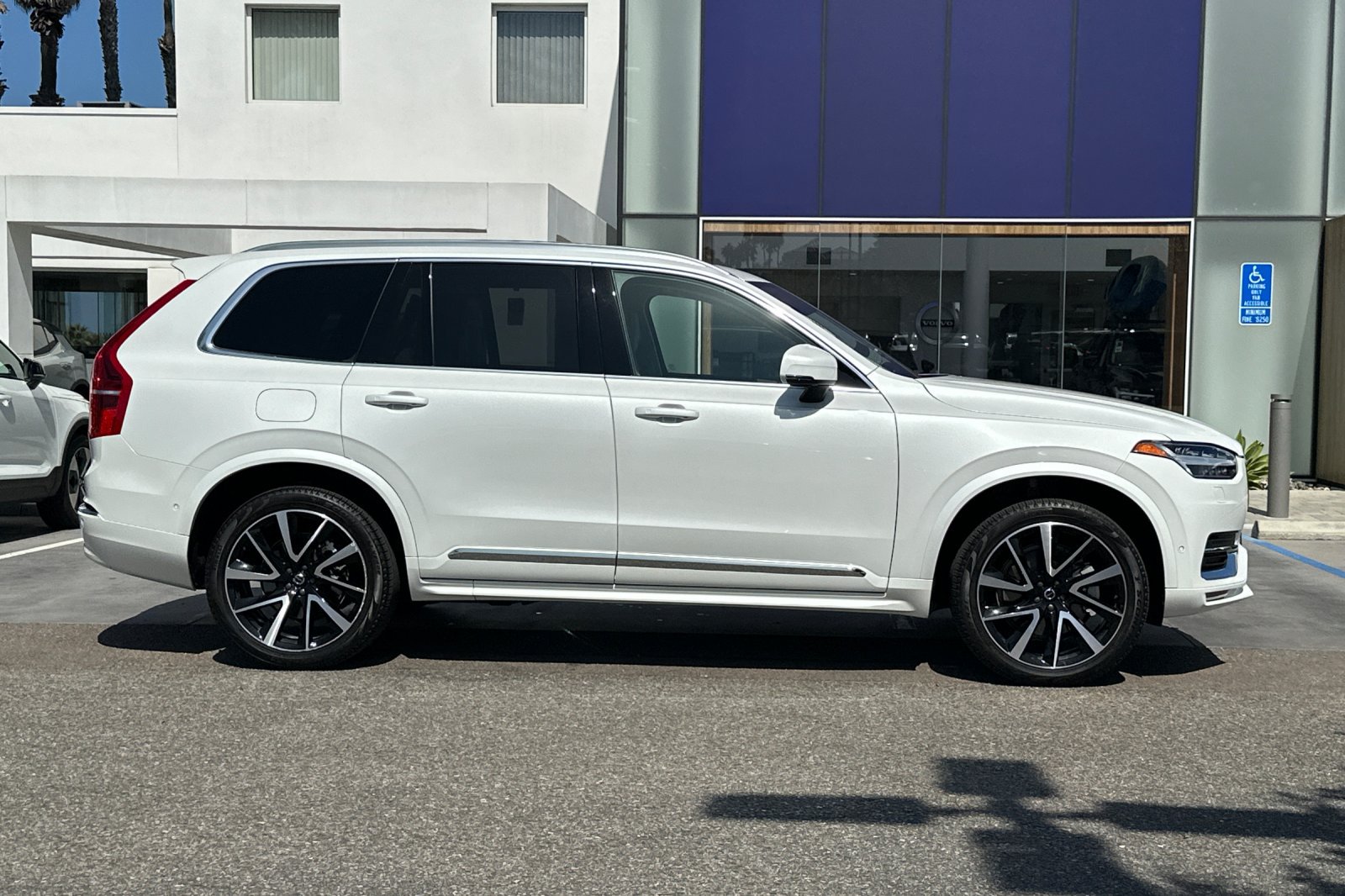 Certified 2025 Volvo XC90 B6 Plus w/ Protection Package Premier AWD/4WD image 3