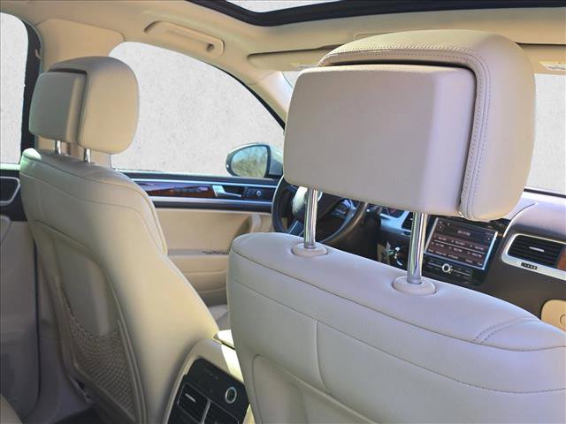 Used 2013 Volkswagen Touareg TDI image 22