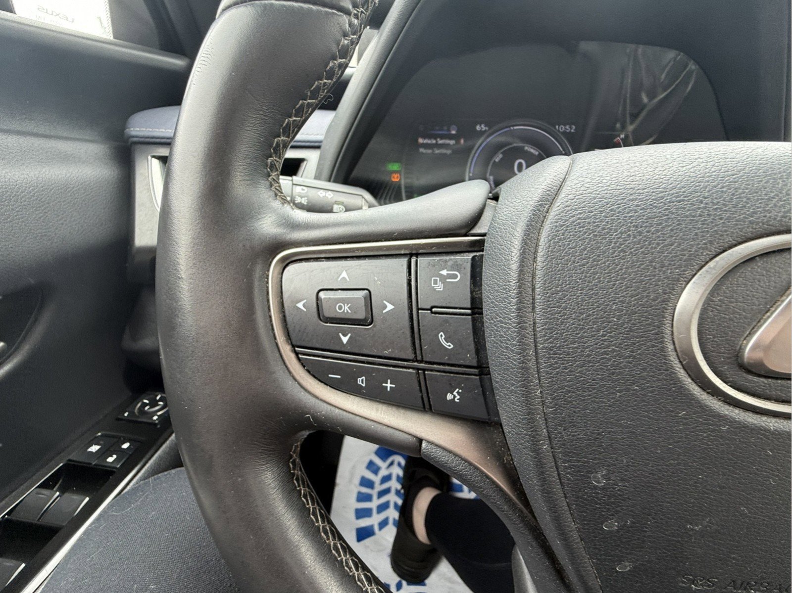 Used 2022 Lexus UX 250h w/ Premium Package image 21