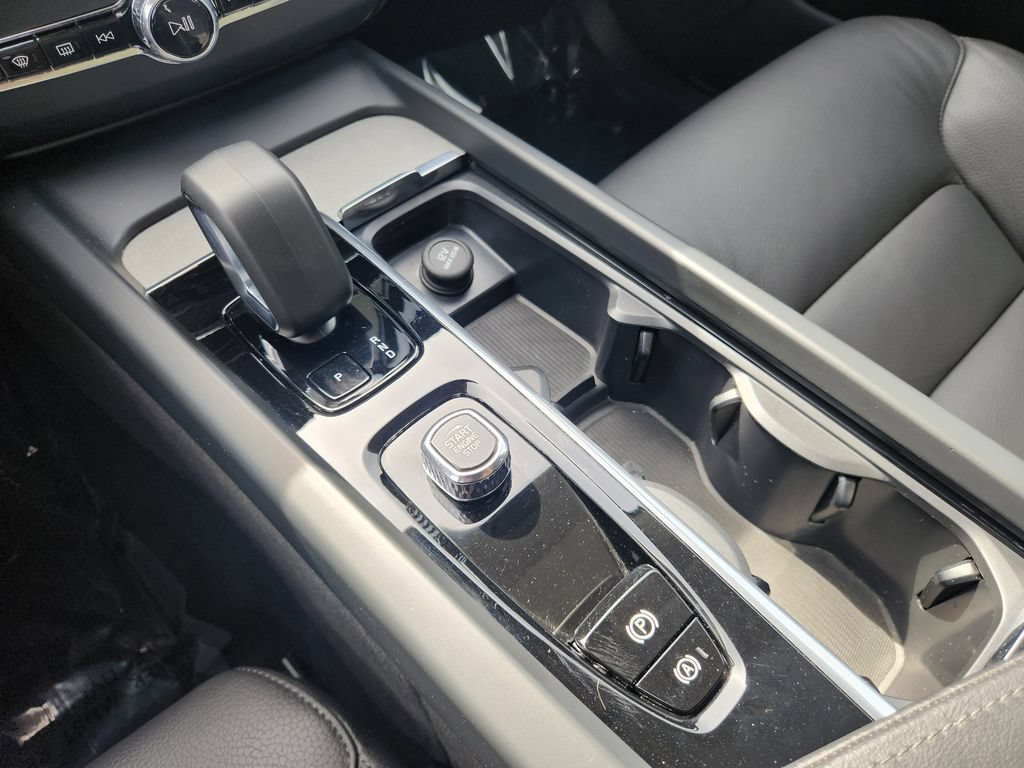 Certified 2025 Volvo XC60 B5 Plus AWD/4WD image 27