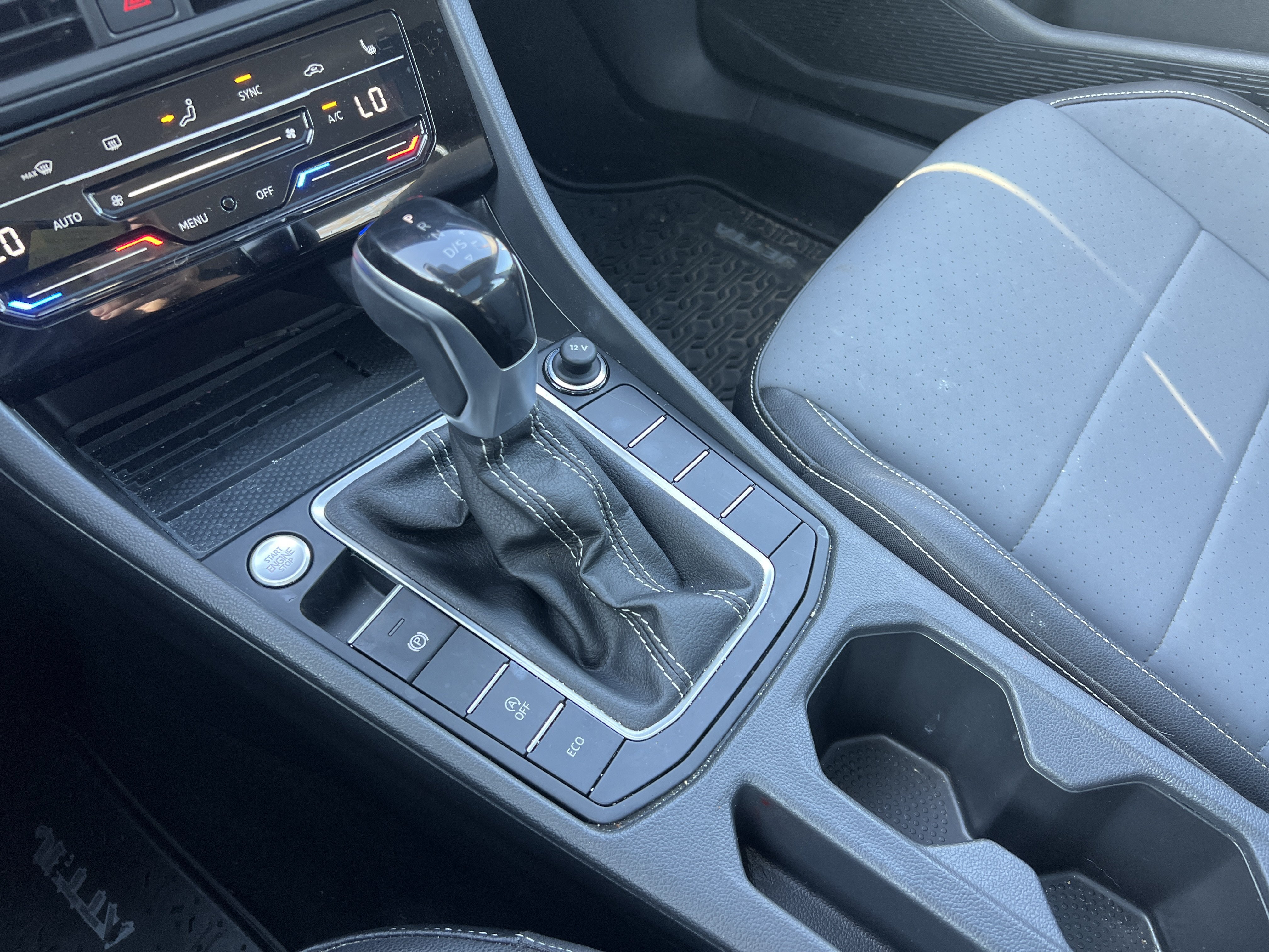 Certified 2025 Volkswagen Jetta SE w/ Sunroof Package FWD image 22