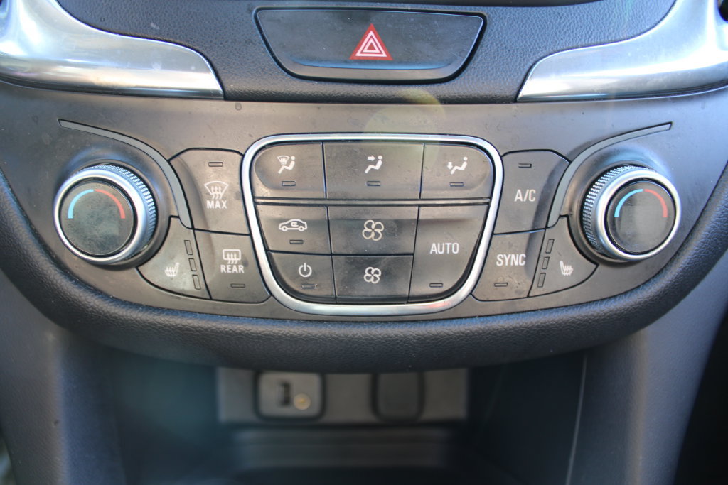Used 2018 Chevrolet Equinox LT FWD image 46