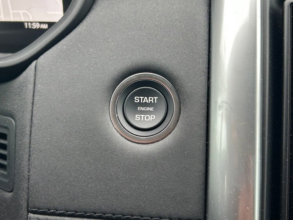 Used 2025 Land Rover Discovery S image 33