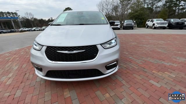 Used 2024 Chrysler Pacifica Touring-L image 4