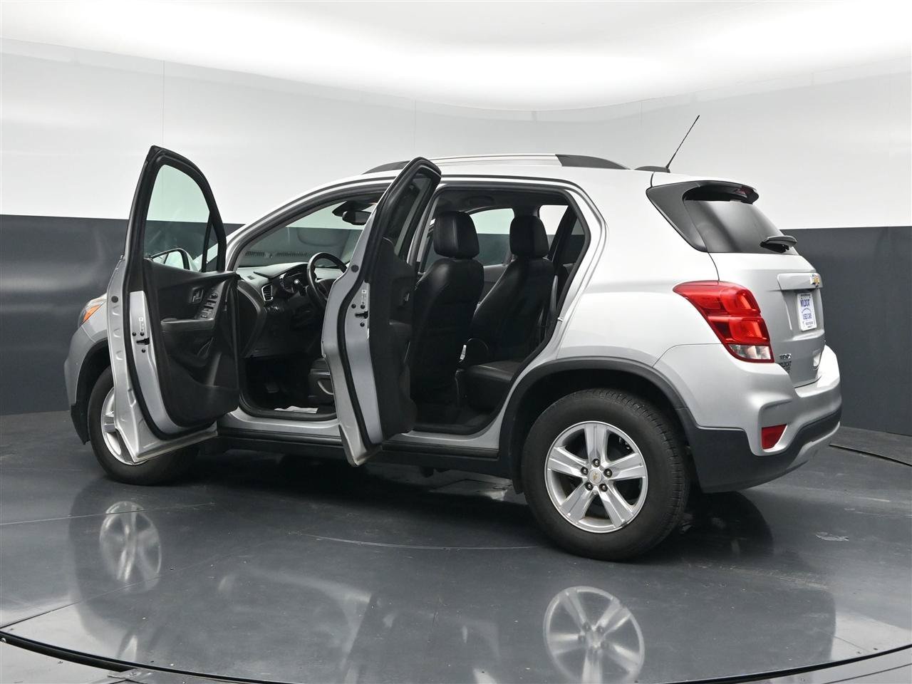 Used 2018 Chevrolet Trax LT w/ LT Convenience Package FWD image 38