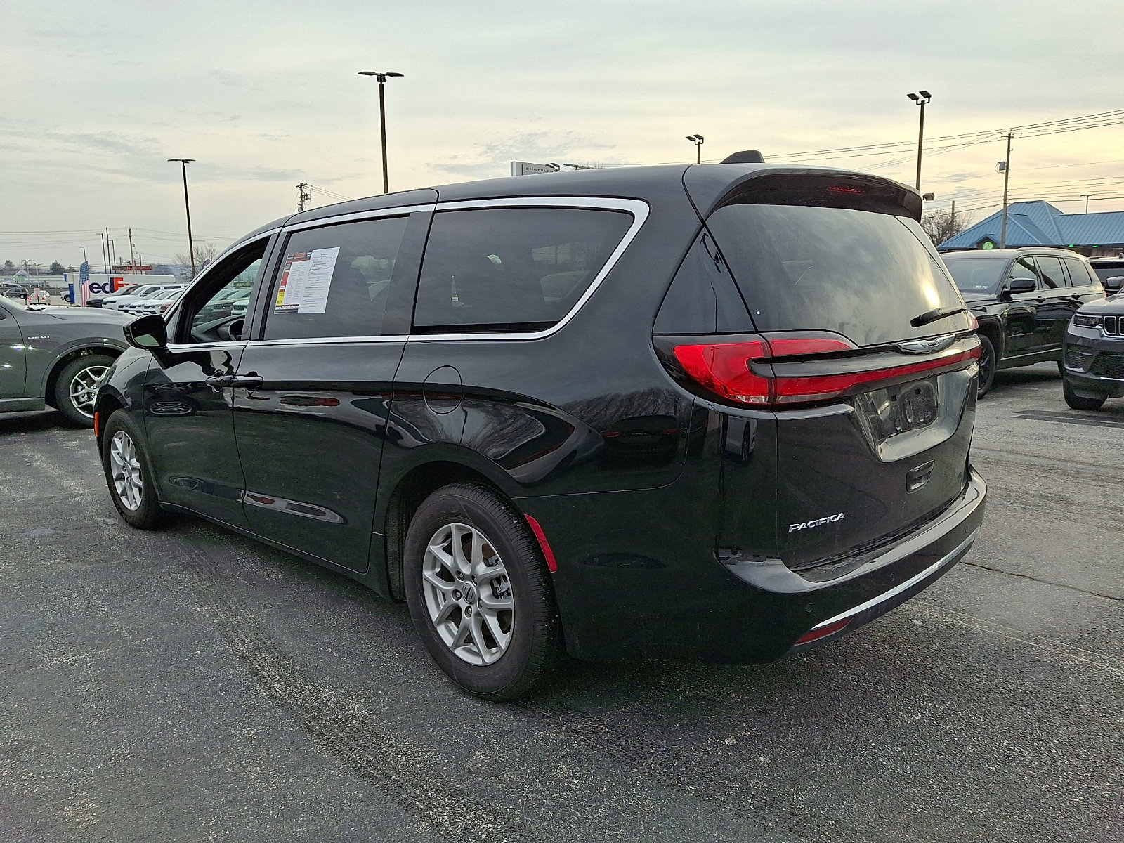 Certified 2025 Chrysler Pacifica Select image 6