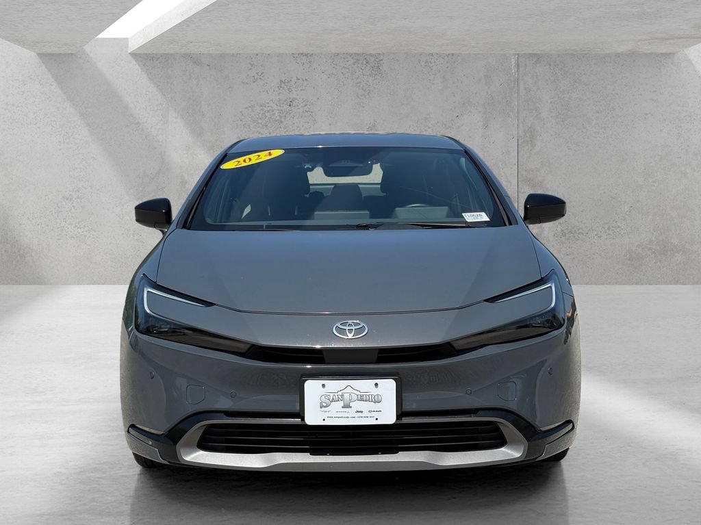 Used 2024 Toyota Prius XLE FWD image 2