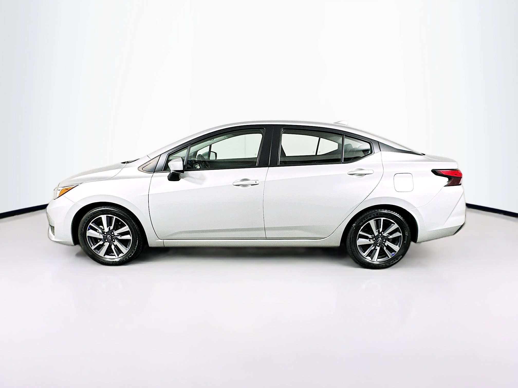Used 2023 Nissan Versa SV image 4
