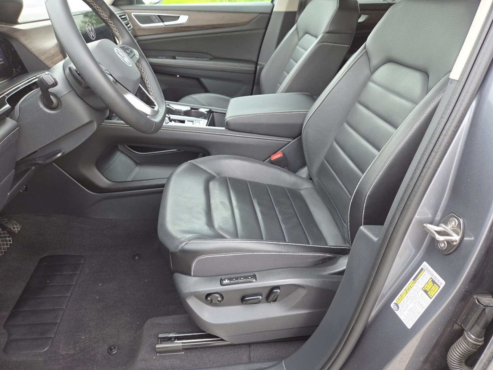 Used 2024 Volkswagen Atlas SEL AWD/4WD image 25