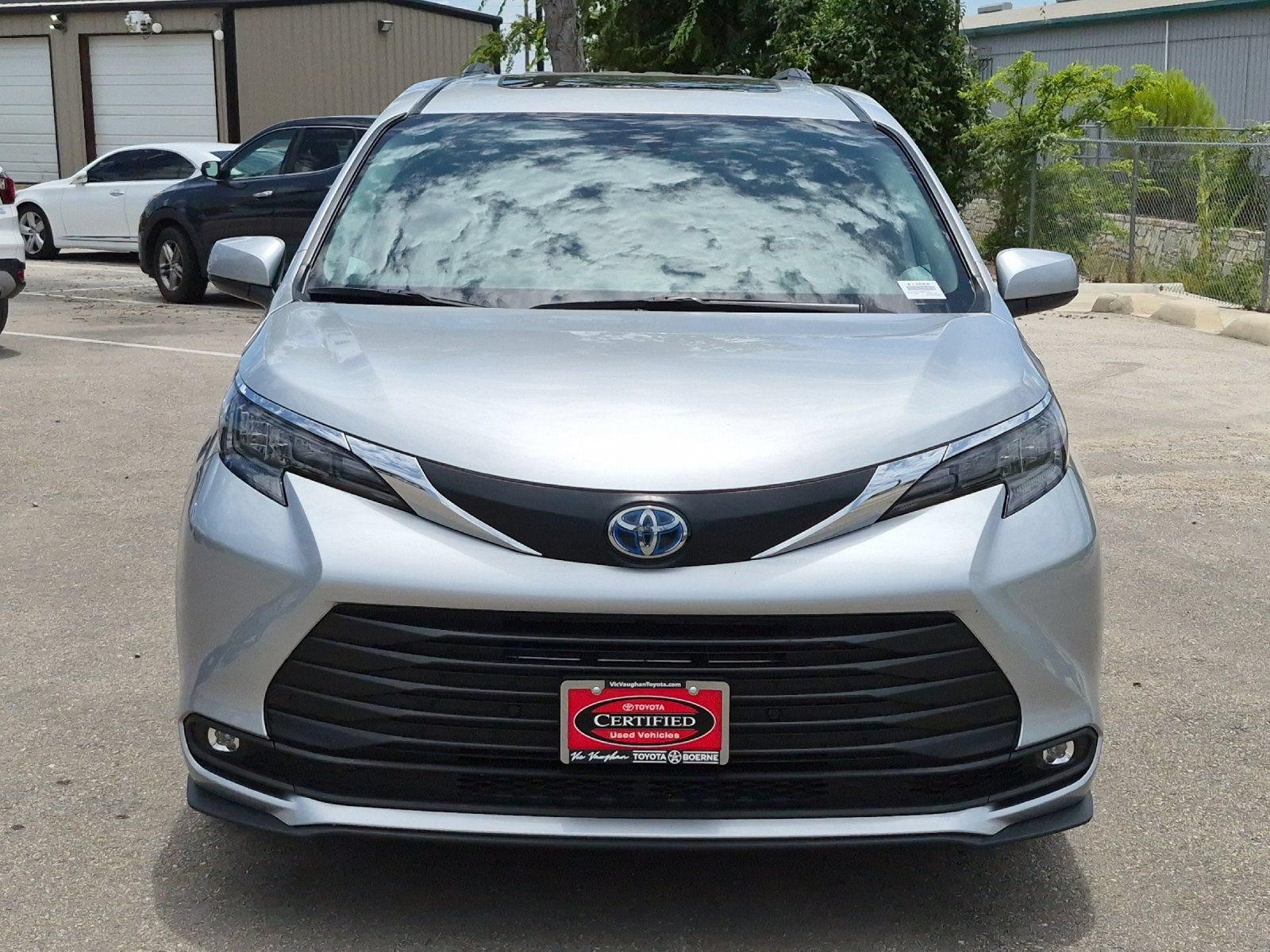 Used 2025 Toyota Sienna XLE FWD image 8