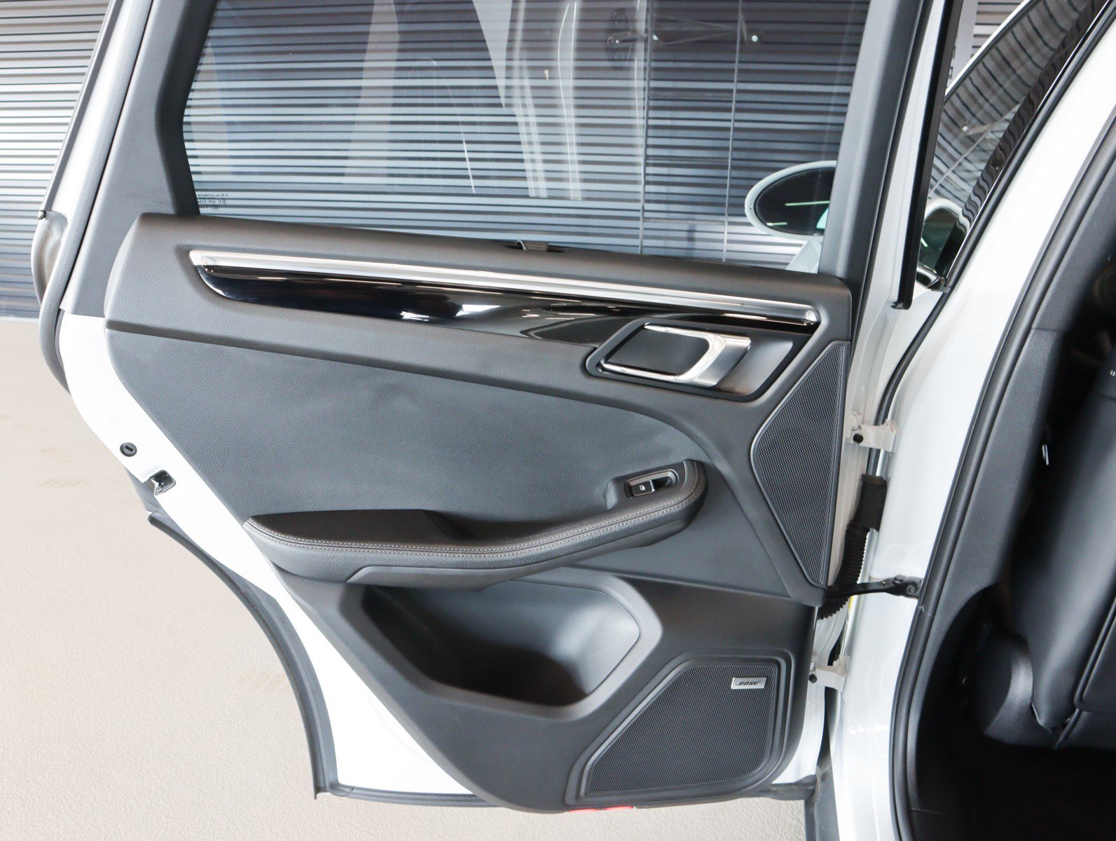 Used 2025 Porsche Macan image 26