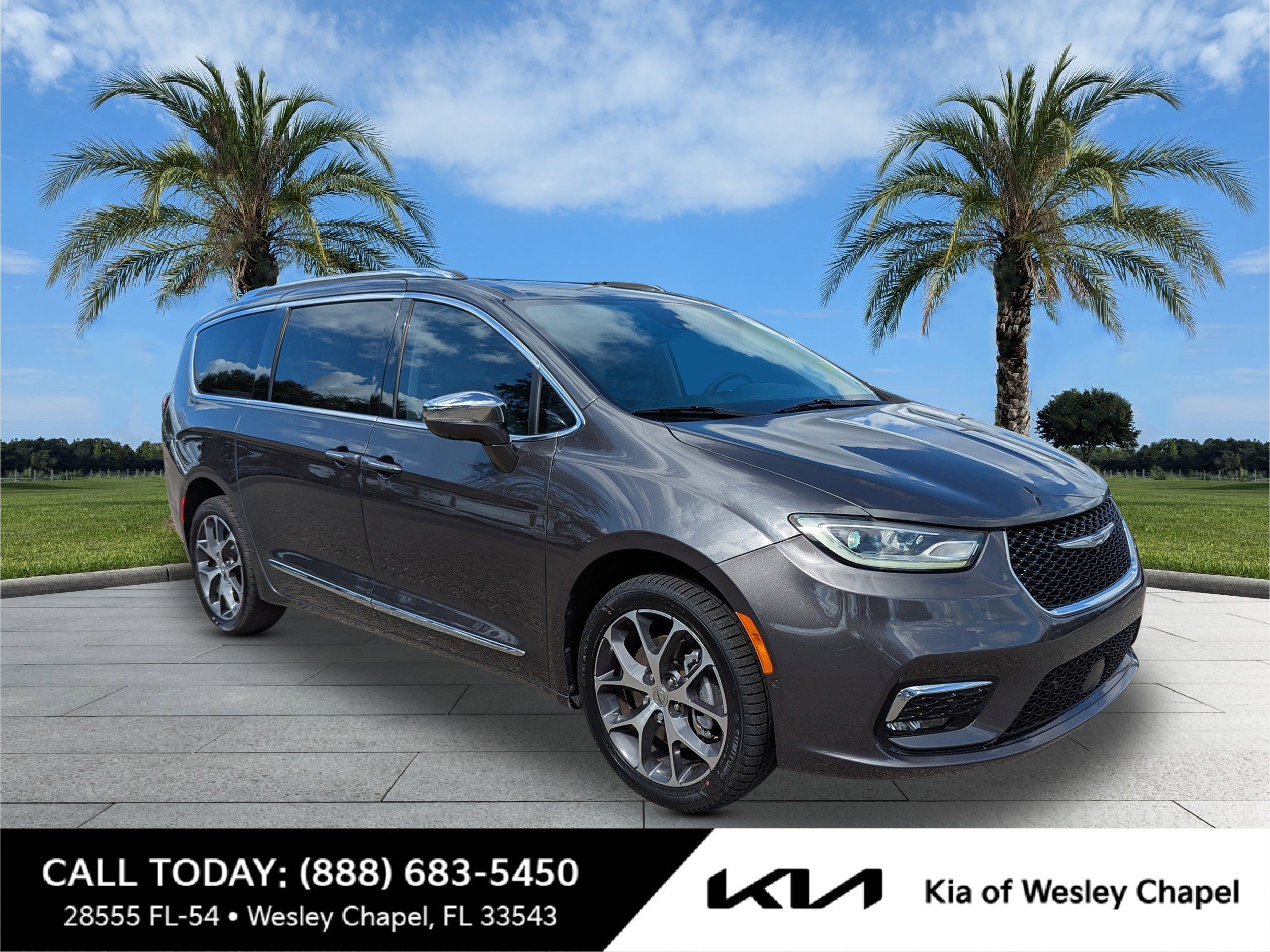 Used 2021 Chrysler Pacifica Limited w/ Uconnect Theater Family Group