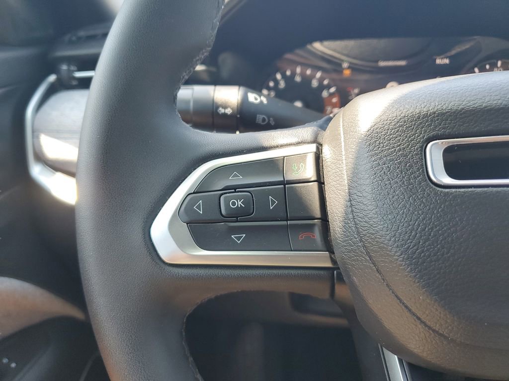 Used 2024 Jeep Compass Latitude image 25