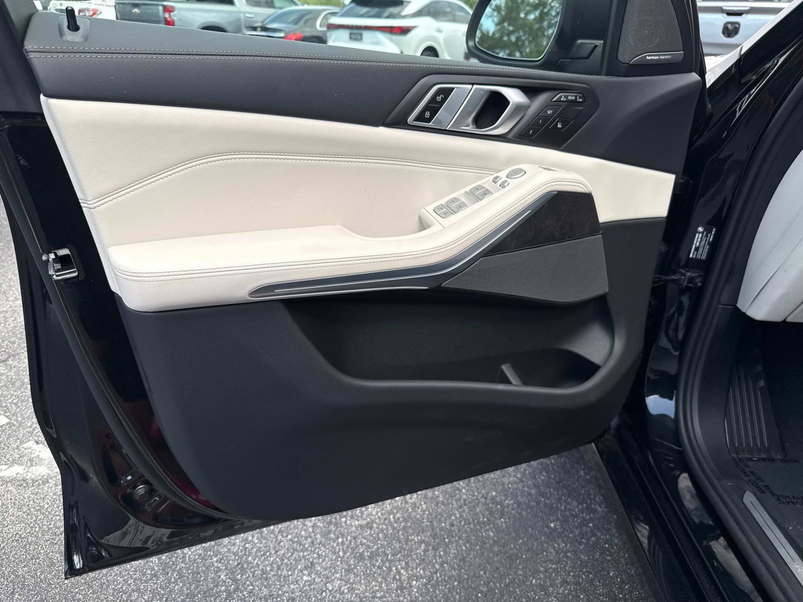 Certified 2025 BMW X7 xDrive40i w/ Premium Package image 17