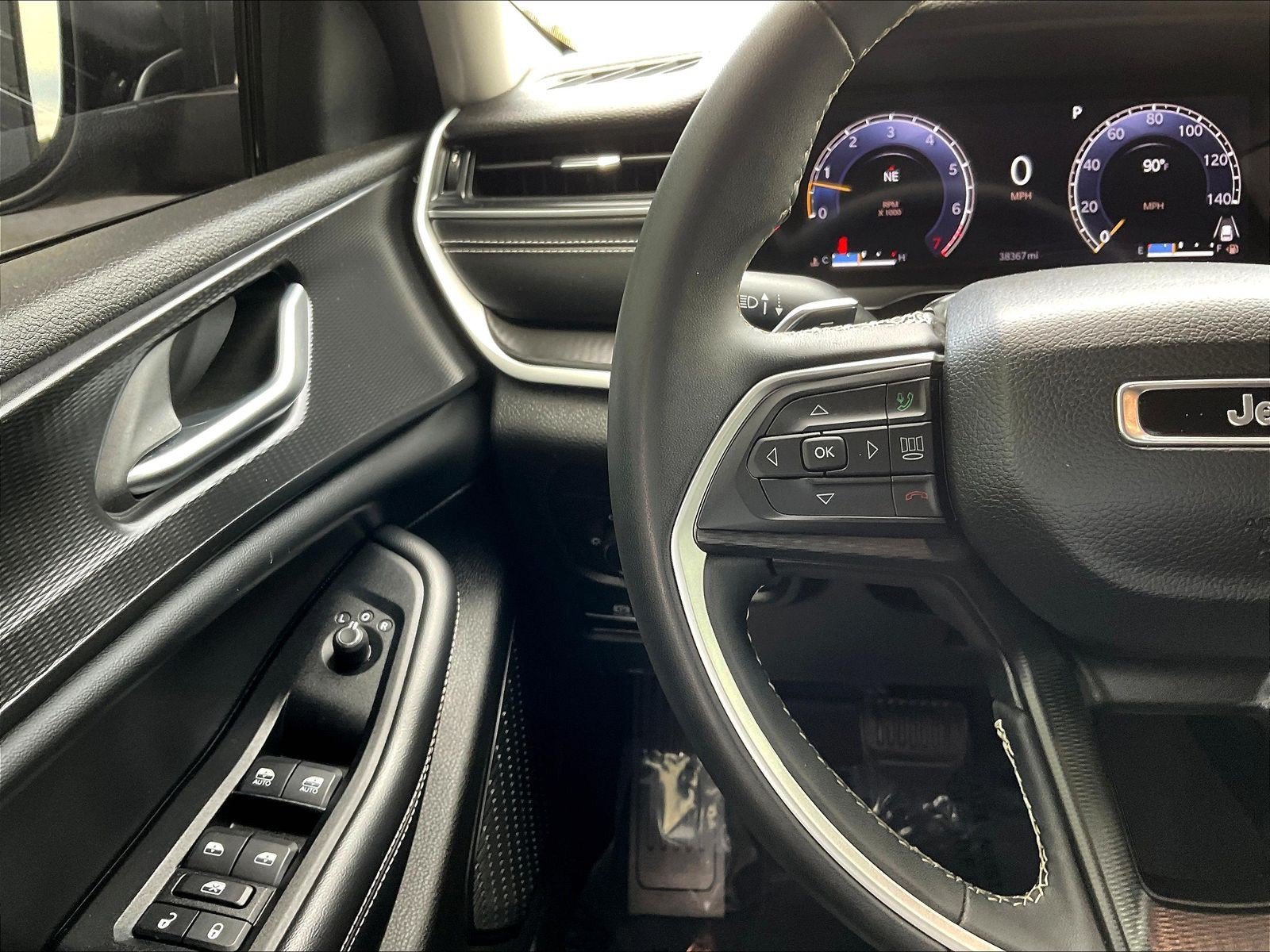 Used 2023 Jeep Grand Cherokee L Laredo AWD/4WD image 12