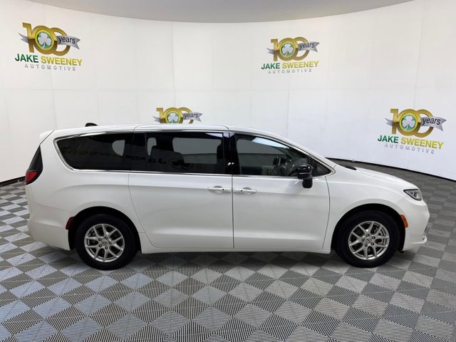 Used 2024 Chrysler Pacifica Touring-L image 11