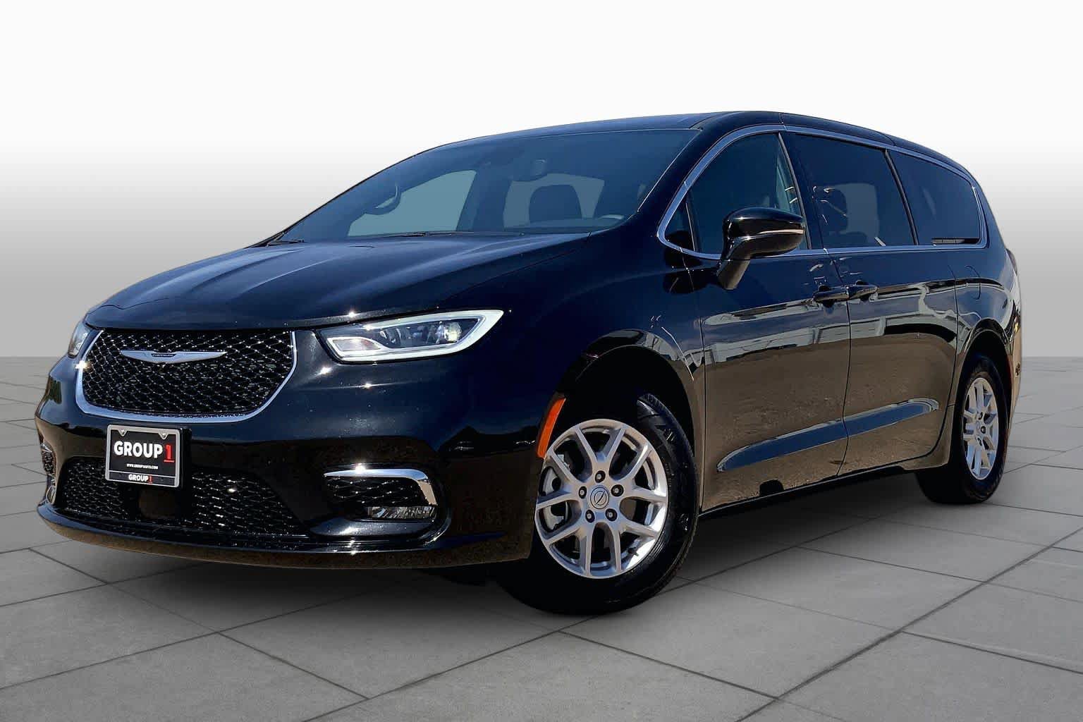 Used 2025 Chrysler Pacifica Select