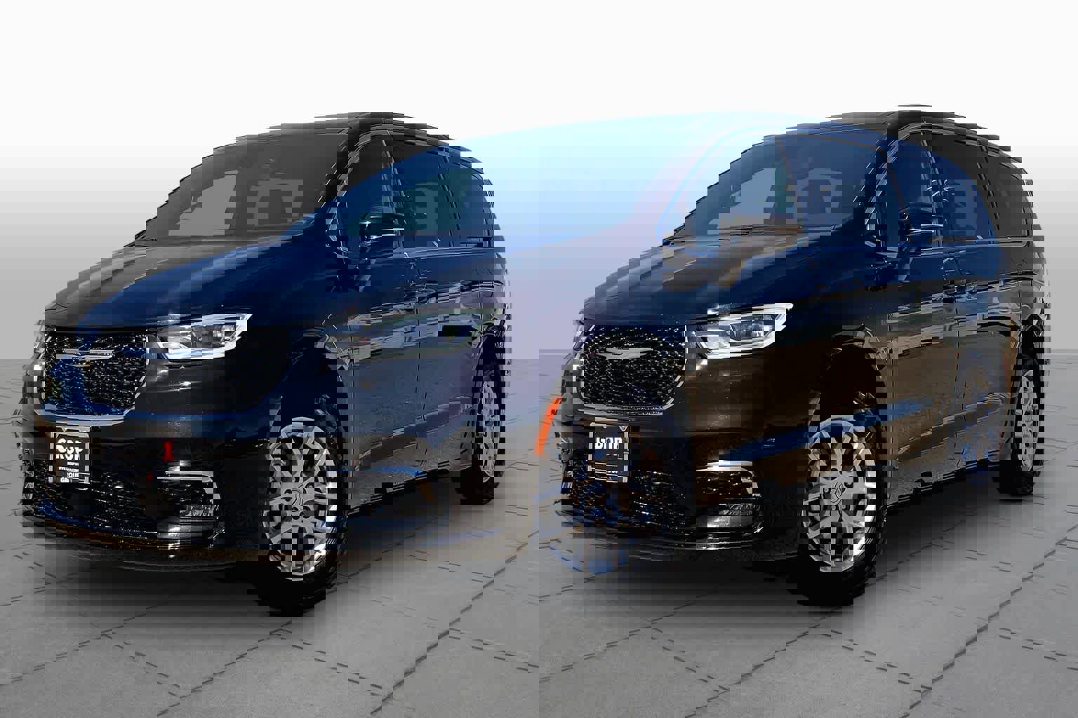 Used 2025 Chrysler Pacifica Select FWD image 1