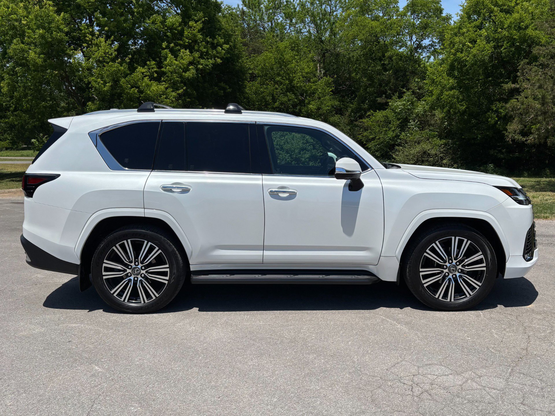 Used 2025 Lexus LX 600 4WD w/ Accessory Package (2T) image 8