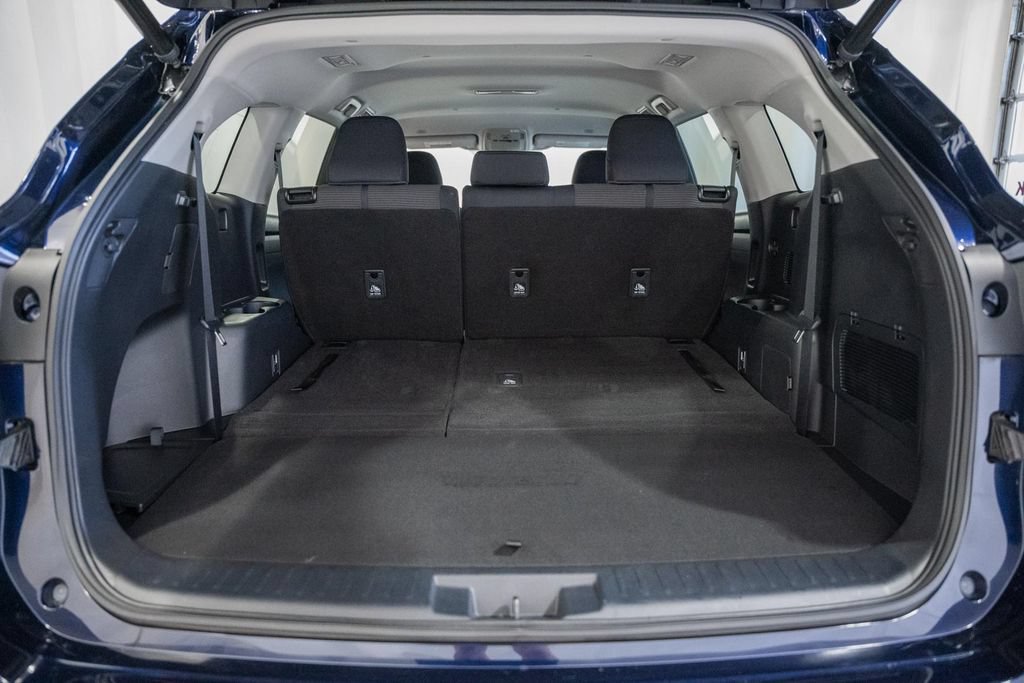 Used 2023 Toyota Highlander LE FWD image 8