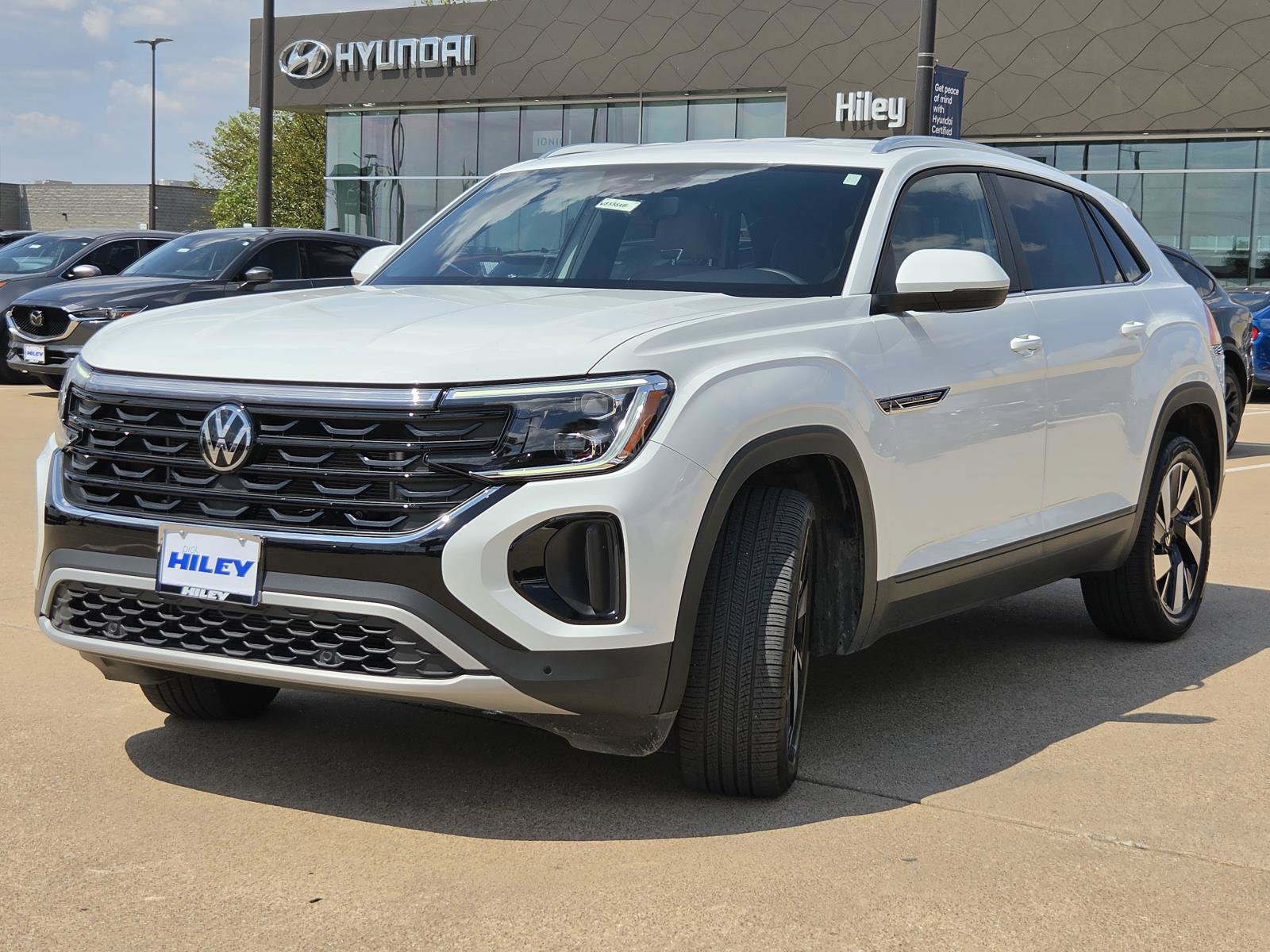 Used 2024 Volkswagen Atlas Cross Sport SE AWD/4WD image 2