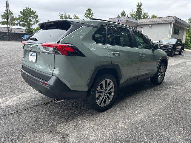 Used 2022 Toyota RAV4 XLE Premium image 5