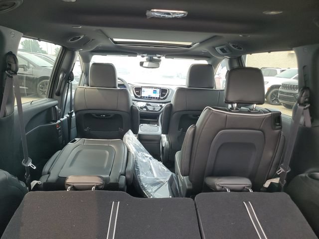 New 2027 Chrysler Pacifica Limited w/ Family Tech Group AWD/4WD image 8