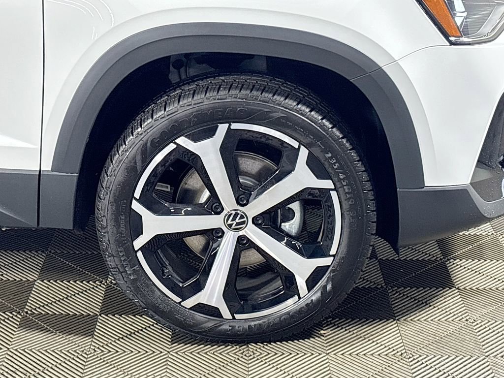 New 2025 Volkswagen Taos SEL image 24
