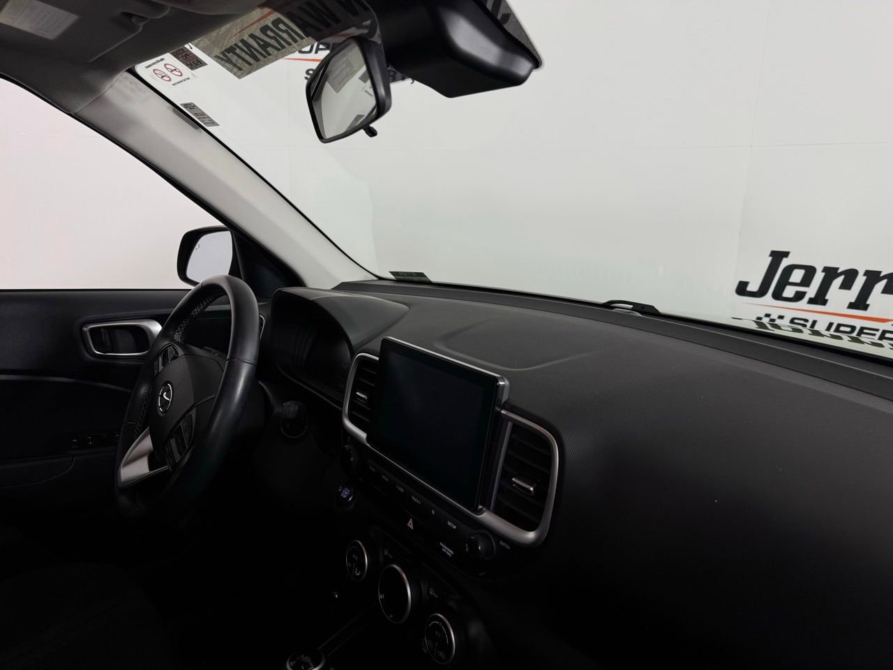 Used 2024 Hyundai Venue SEL image 31