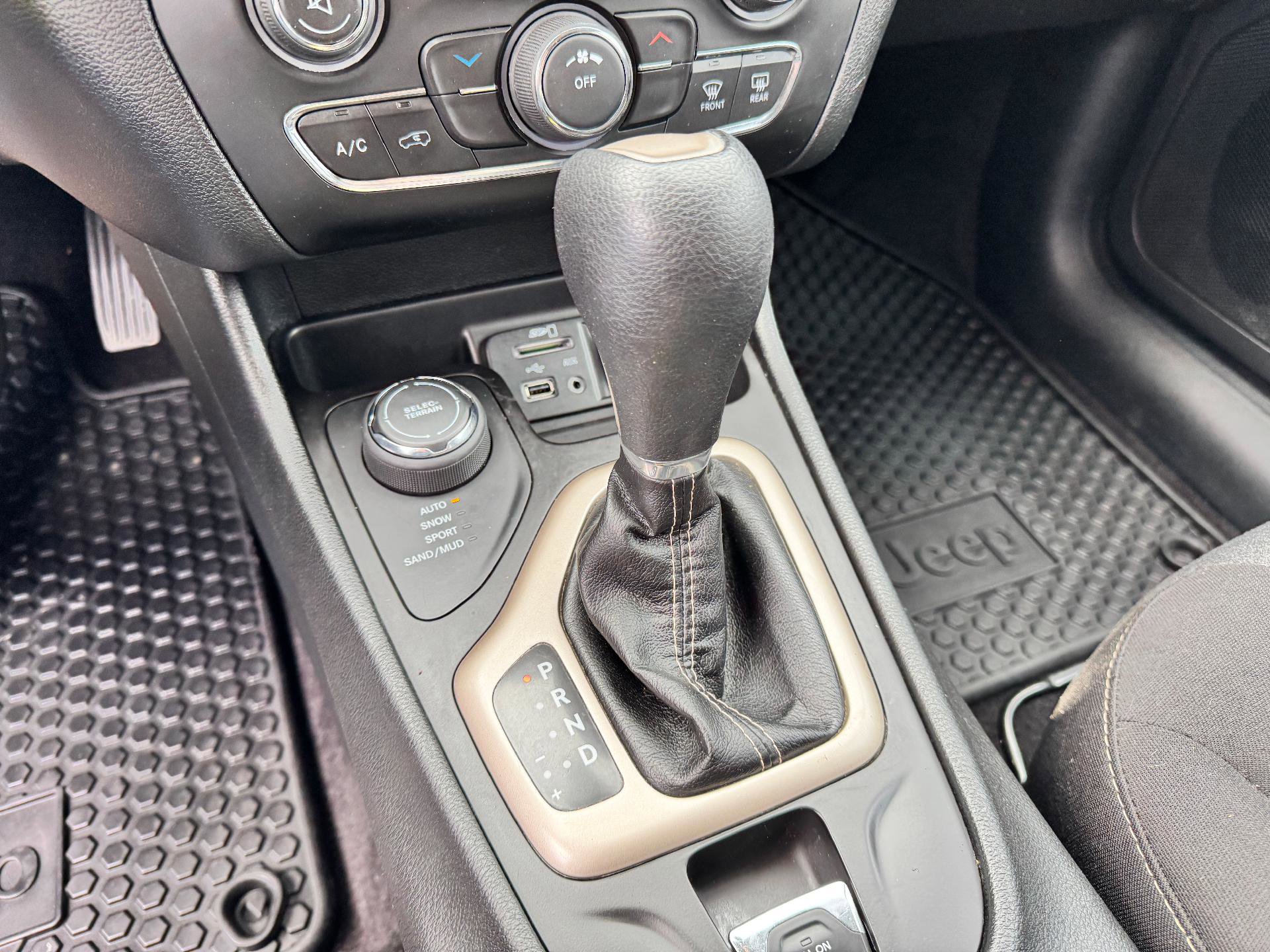 Used 2018 Jeep Cherokee Latitude w/ Cold Weather Group image 31