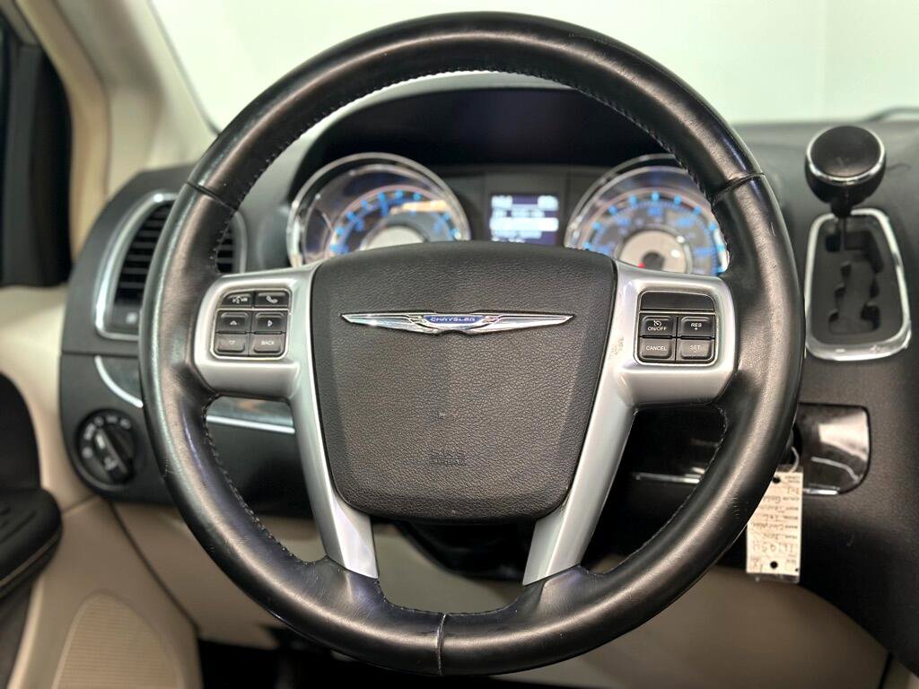 Used 2014 Chrysler Town & Country Touring image 15