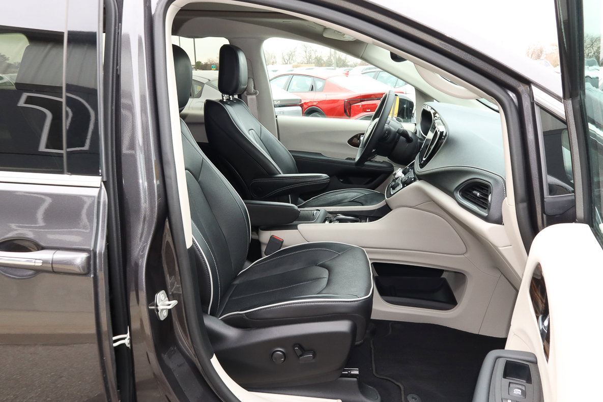 Used 2023 Chrysler Pacifica Limited image 29