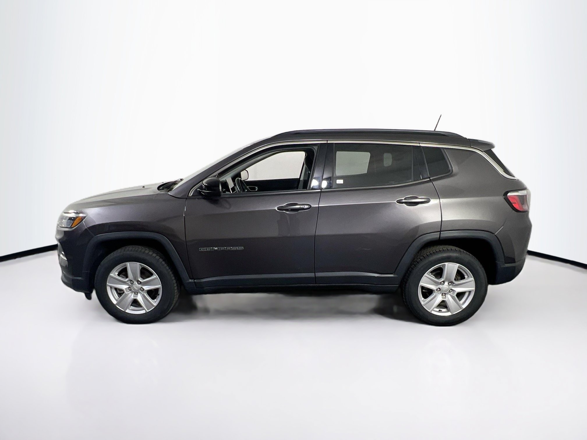 Used 2022 Jeep Compass Latitude w/ Sun and Sound Group AWD/4WD image 8