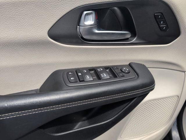 Used 2023 Chrysler Pacifica Touring-L image 13
