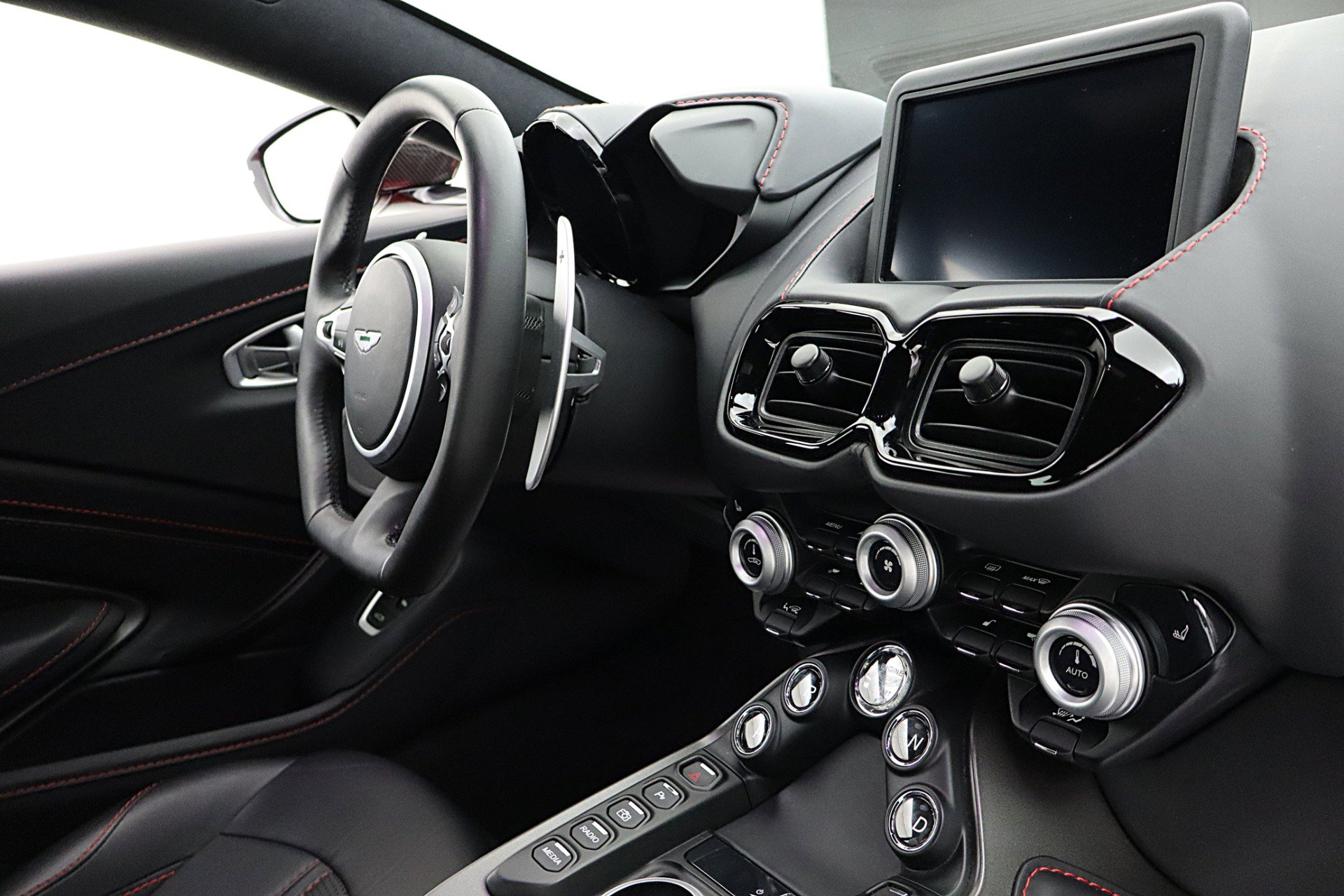 Used 2023 Aston Martin V8 Vantage Coupe RWD image 33