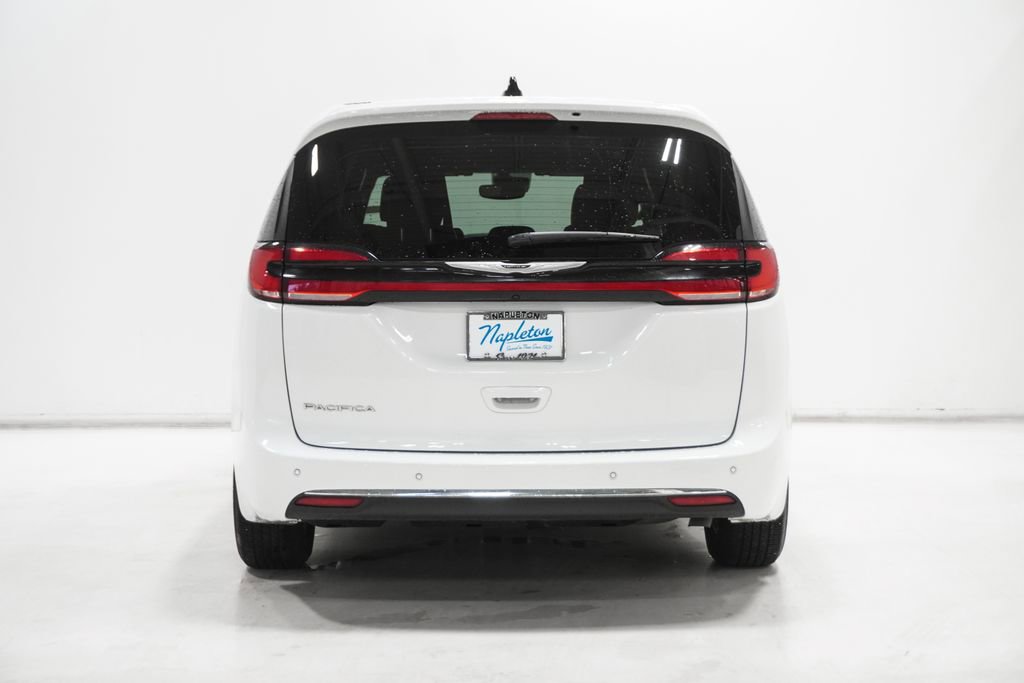 Used 2025 Chrysler Pacifica Select image 29