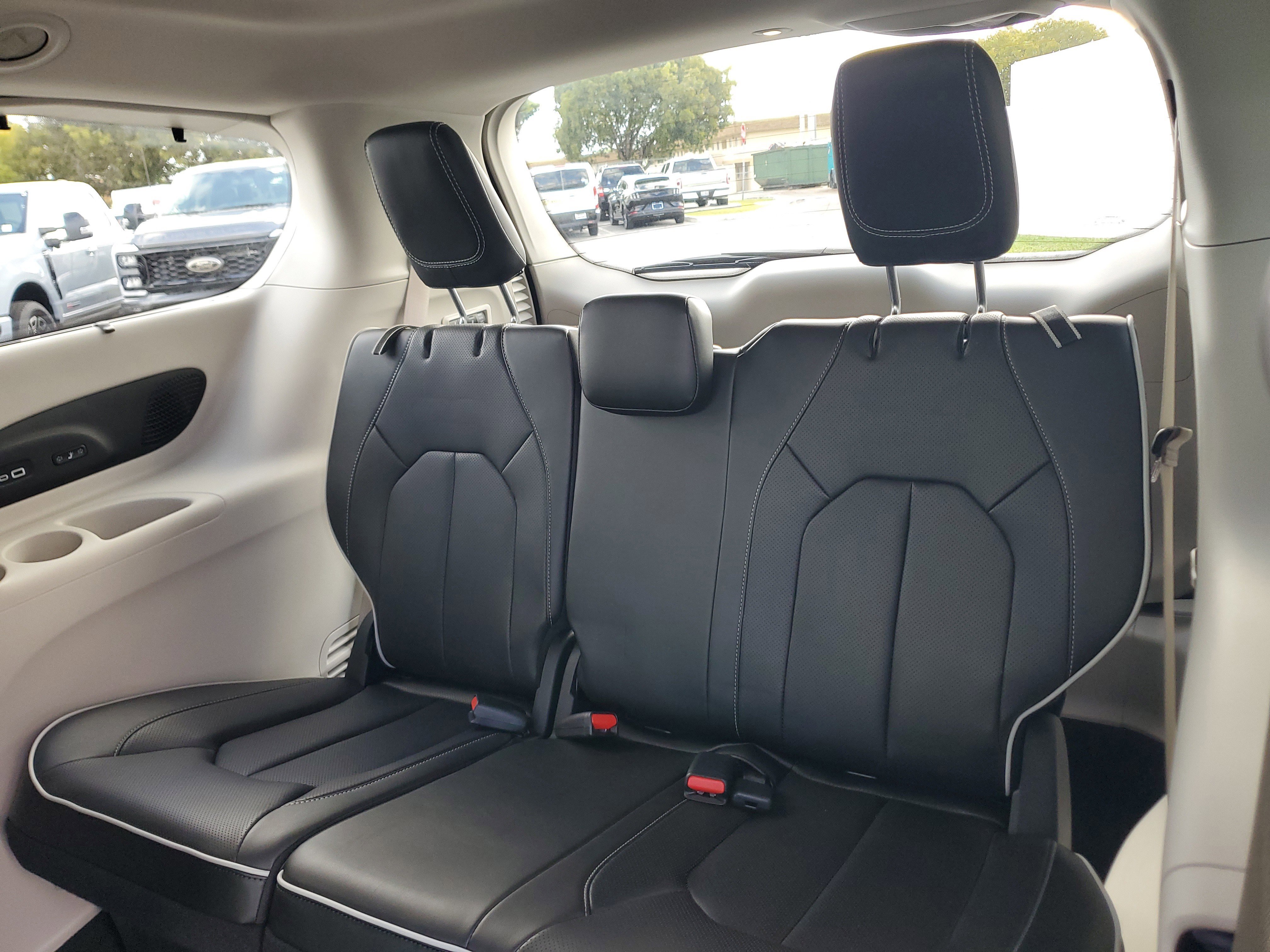 Used 2023 Chrysler Pacifica Limited w/ Uconnect Theater Family Group image 17