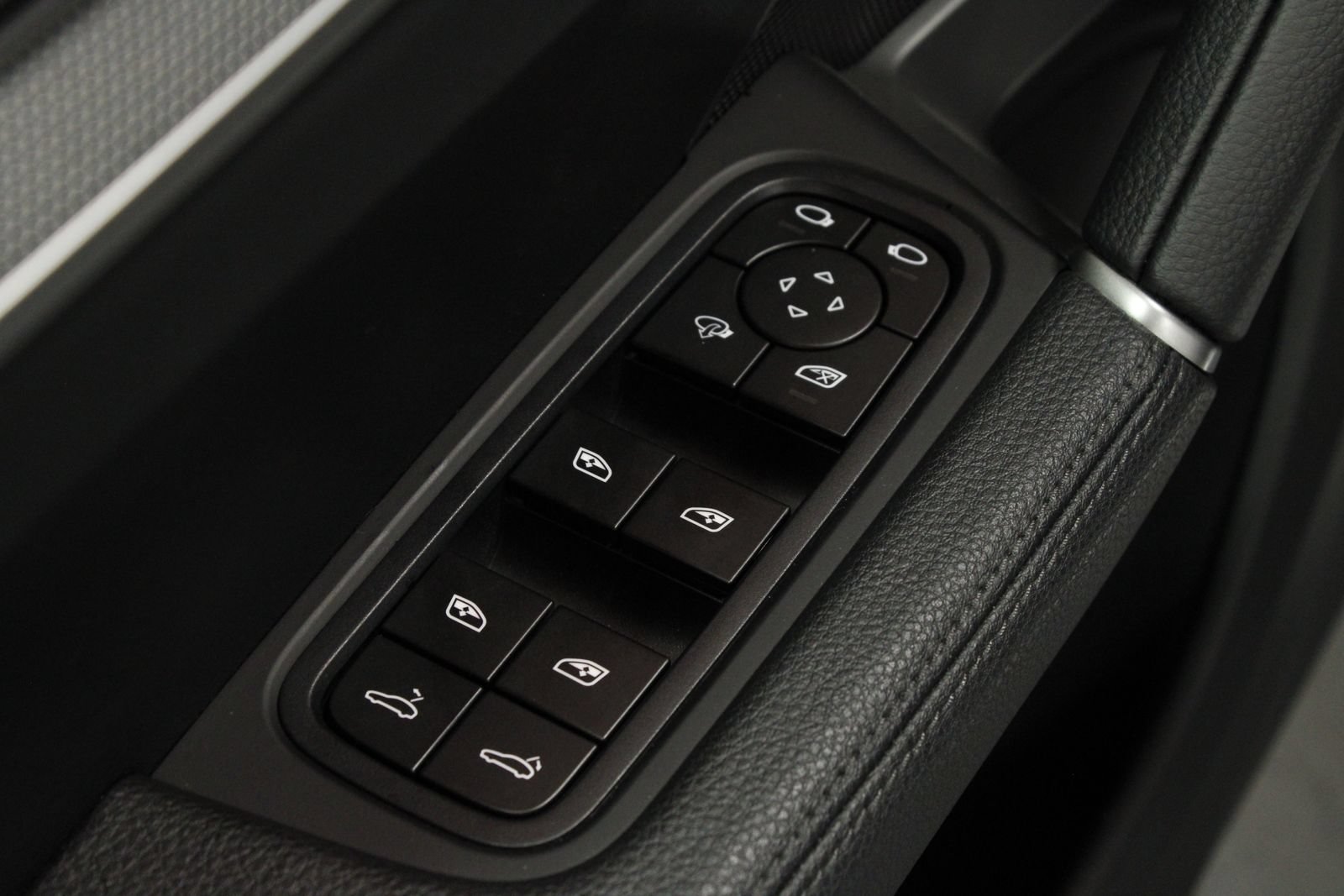 Certified 2025 Porsche Cayenne AWD/4WD image 32