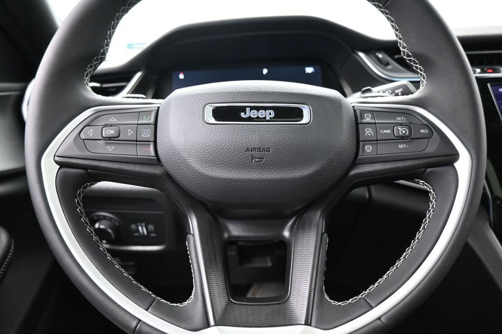 Used 2025 Jeep Grand Cherokee Laredo X RWD image 24