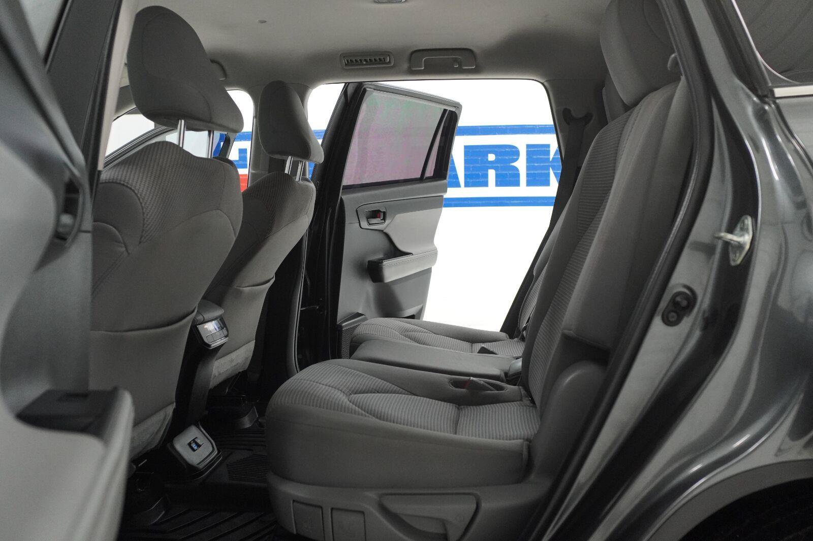 Used 2022 Toyota Highlander L FWD image 23