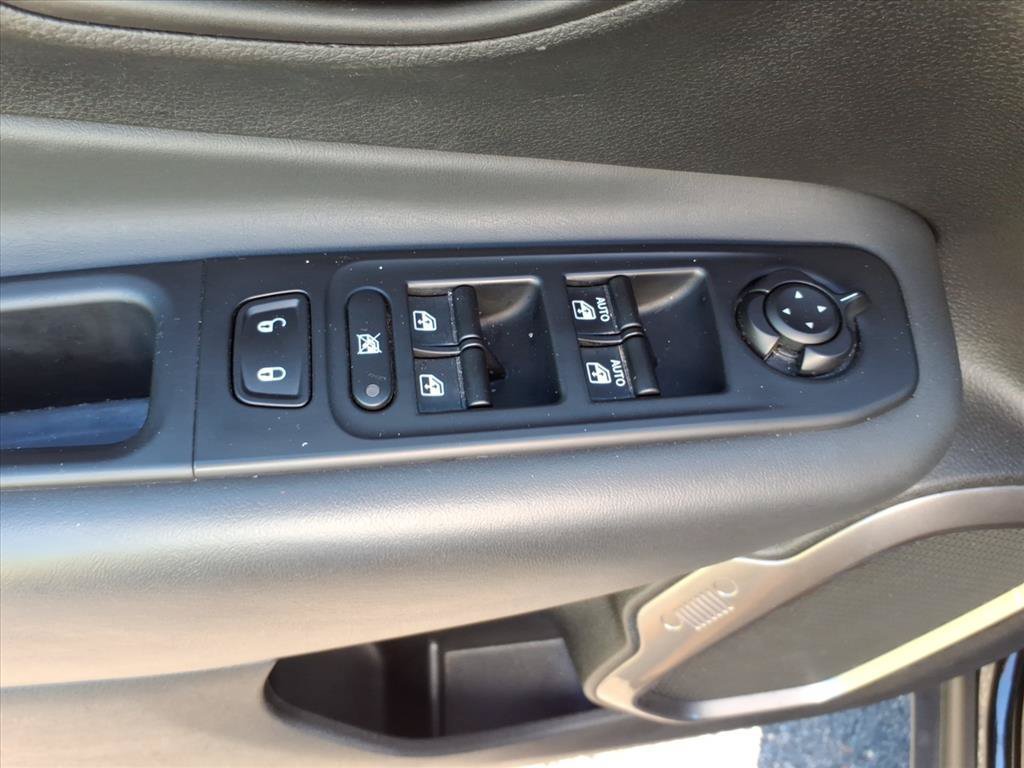 Used 2023 Jeep Renegade Latitude AWD/4WD image 24