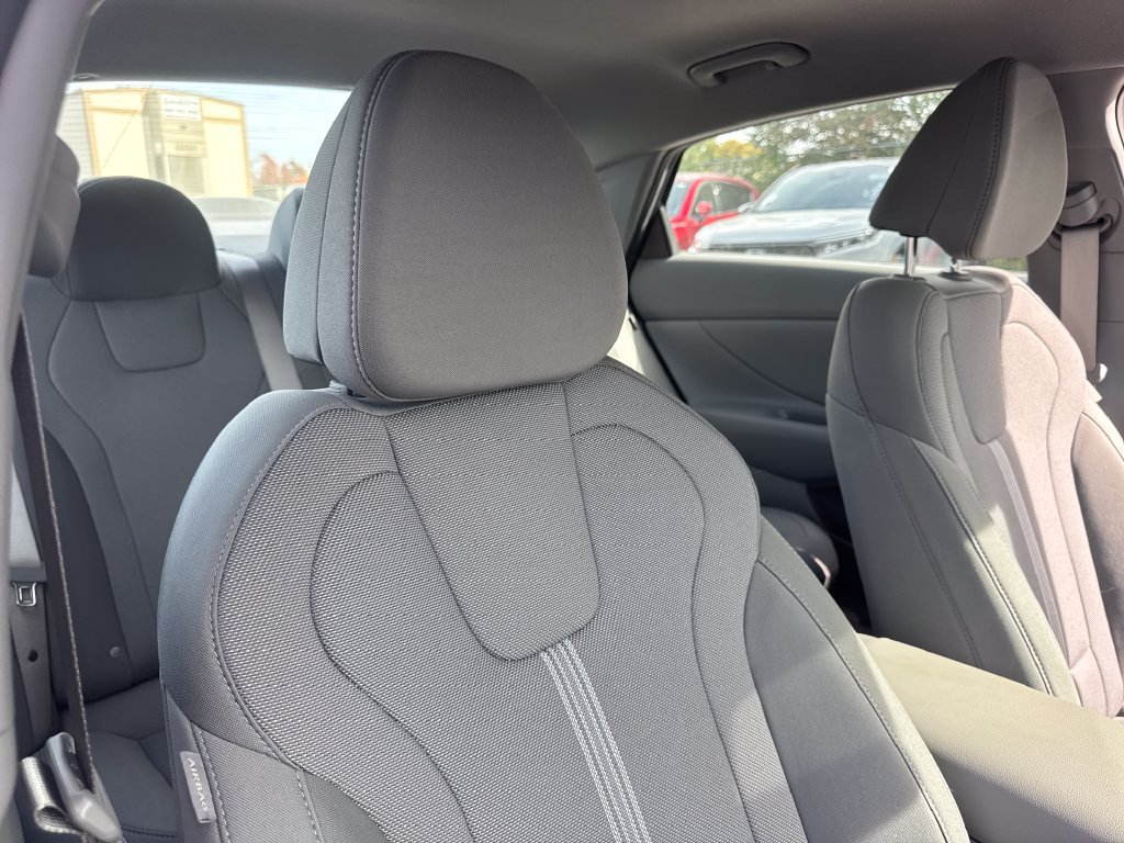 Used 2026 Hyundai Elantra SE FWD image 21