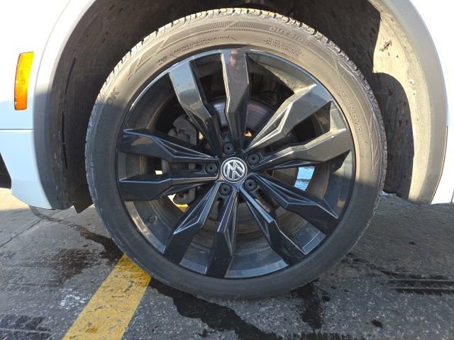 Used 2020 Volkswagen Tiguan SE R-Line image 26