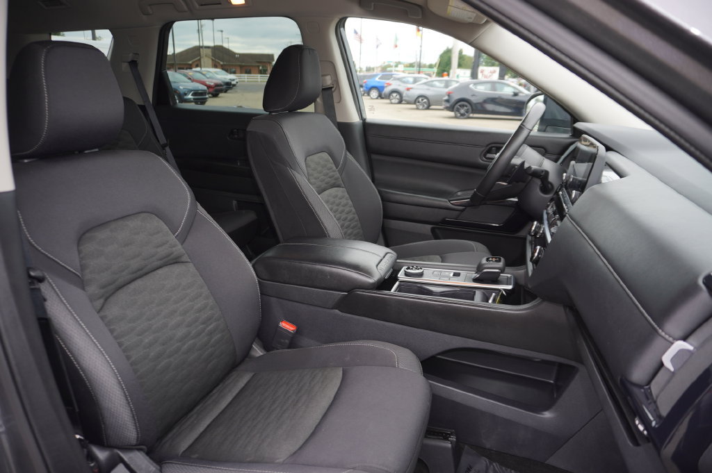 Used 2025 Nissan Pathfinder SV AWD/4WD image 33