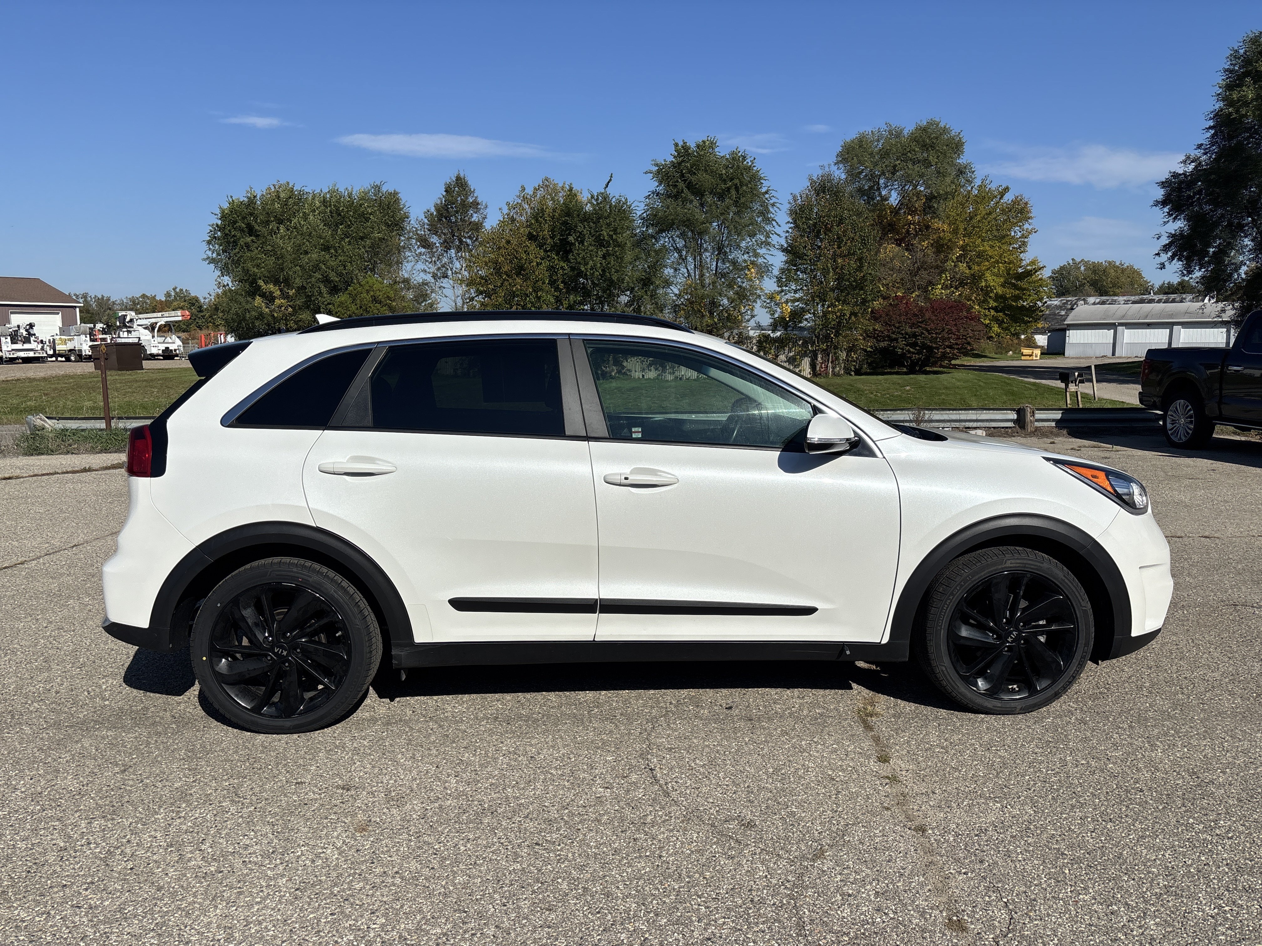 Used 2019 Kia Niro S Touring FWD image 2