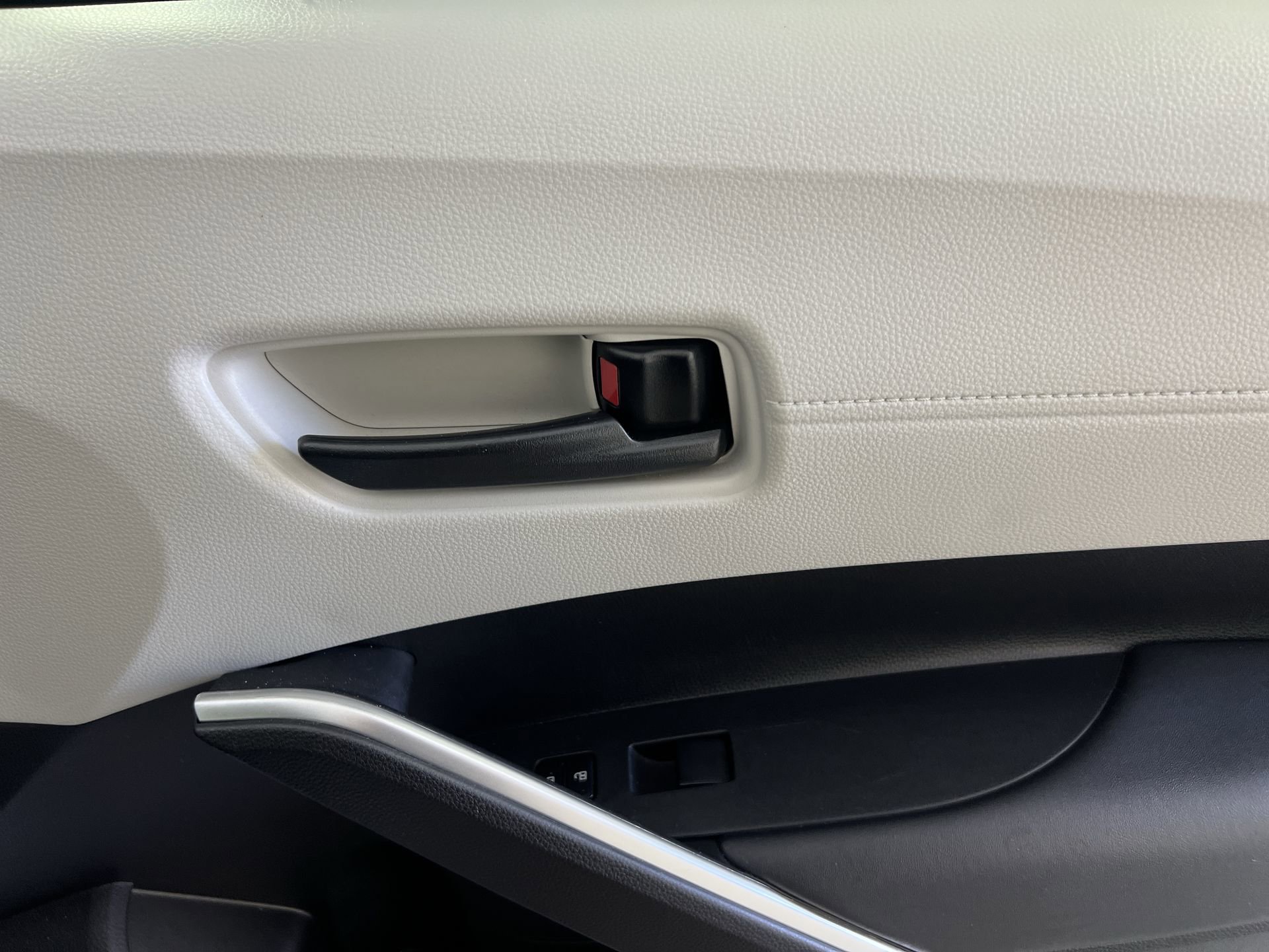 Used 2022 Toyota Corolla Cross LE FWD image 32