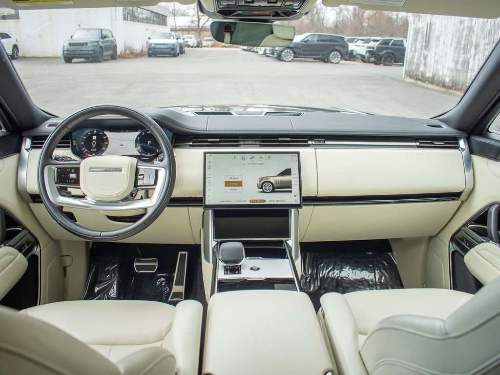 Certified 2025 Land Rover Range Rover SE image 18